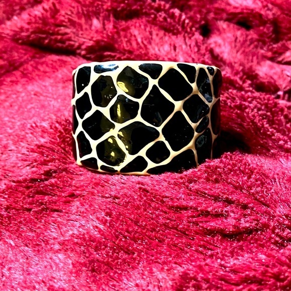 KJL Kenneth Jay Lane Animal Giraffe Print Enamel Wide Cuff Bracelet - Picture 2 of 6